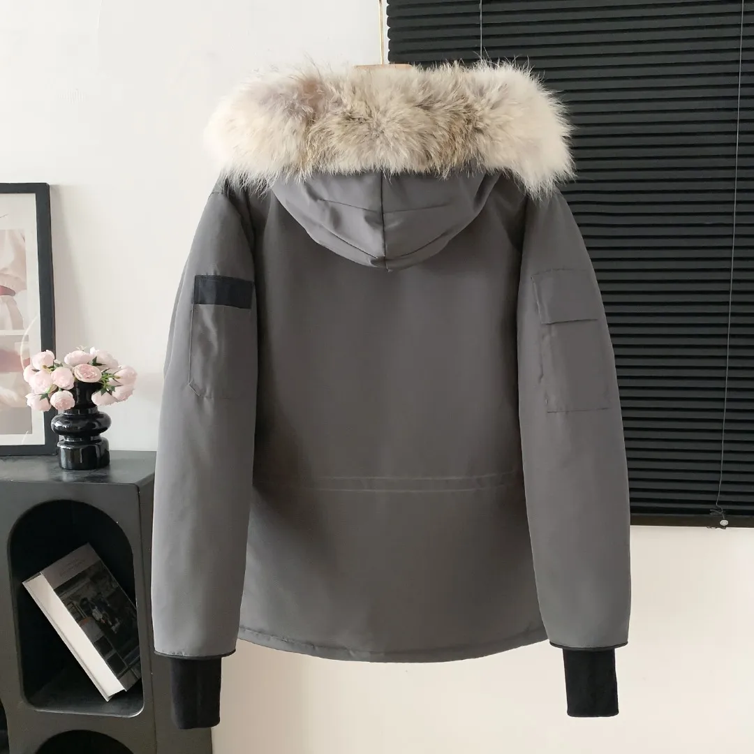 Top version, taken at home. Colleagues please do not pass it off as inferior or stolen pictures! Style number: Y 60-🇨🇦CANADA GOOES 24 styles New Arrival 08 styles/couple styles Factory direct supply: supplying global purchasing agents, micro-businesses, entities, Tmall. Premium stalls and studio cooperation, free Drop Shipping! The 2008 Canada Goose Expedition parka is the same style for men and women. It is mid-length and the most classic style in eternity. The Arctic and Antarctic scientific expedition teams and others choose Canada Goose as their cold-proof equipment. It is the Rolls-Royce of down jackets. ➖ Industry-leading anti-counterfeiting chip sensing. ➖ Imported Behringer embroidery machines and customized embroidery labels, the highest level and industry leading. ➖ Imported Korean 21-count polyester-cotton blended original fabric, TC 85 waterproof coated fabric, water-repellent, windproof and Wear-Resistant. ➖ The new national standard 80 white duck down has an average down filling of grams. The amount of down filling is industry-leading. ➖ 100% nylon lining with double double-layer sealing design to prevent velvet running, and seamless thread design on the cuffs! ➖ Western Canadian Green Wolf Collar. ➖ Yoshida YKK provides original factory-customized electroplated sliders. YKK two-way lockable zippers are tight and smooth and do not peel off paint. ➖ 3M composite Velcro is durable and the accessories and hardware are all custom-made. Note: Our copywriting is only simple and clear. Instead of bragging about the copywriting, it is better to compare and understand with samples. Only for the purest goose, the most dedicated, the most professional, the highest quality, the highest cost performance! Color: White Cream White Azure Red Blue Gray Camouflage Navy Blue Black Gray Black Label Pink SIZE:XS-XXL
